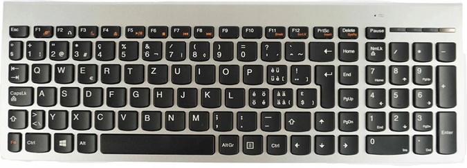 SK-8861_lab-kuzniewski - lab-kuzniewski.pl - Testy laptopów, recenzje i porównania Full-size black computer keyboard with white lettering on a silver frame, including a numeric keypad on the right.