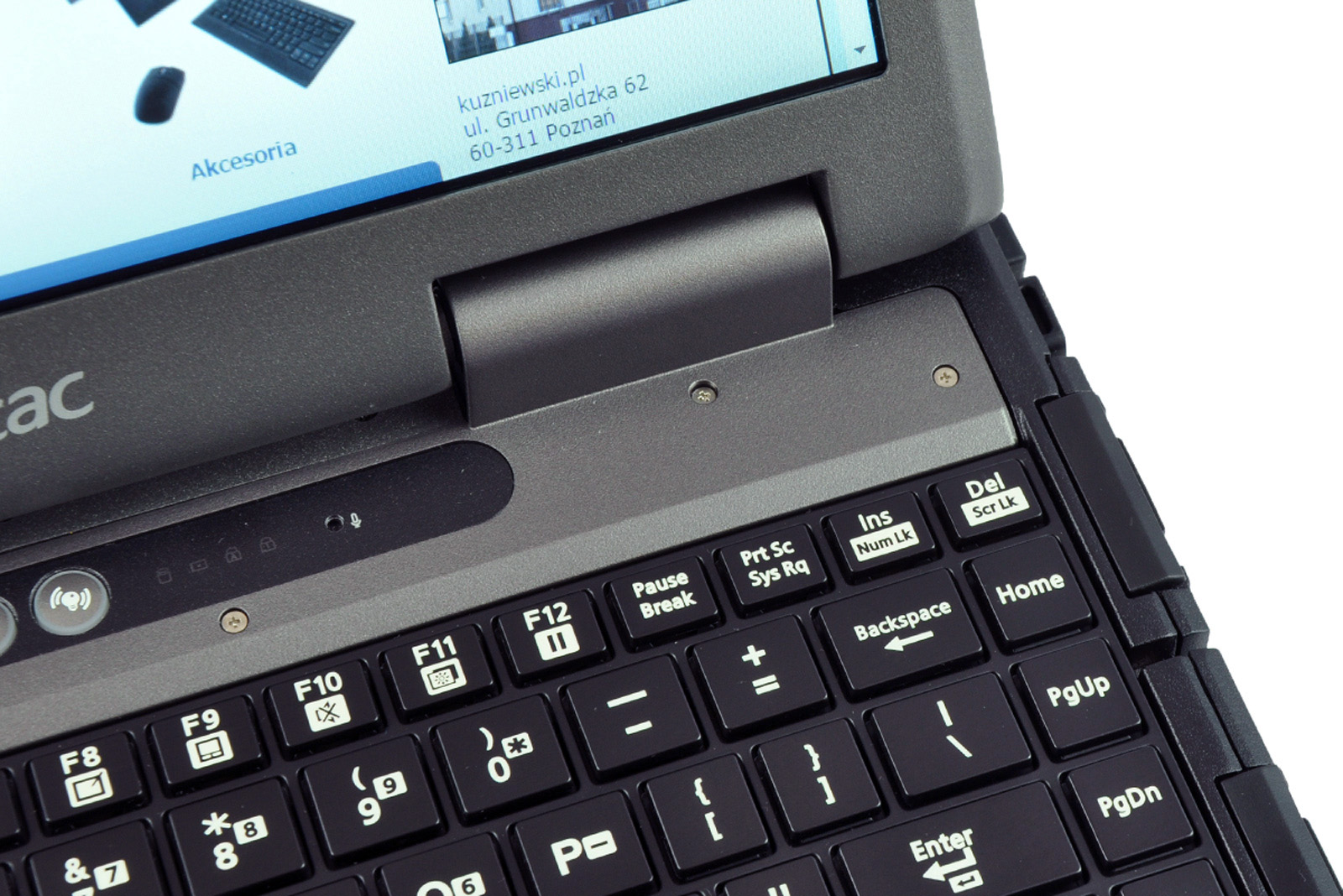 laptop-getac-b300-9_1 - lab-kuzniewski.pl - Testy laptopów, recenzje i porównania Close-up of a black laptop keyboard and hinge with a blue-screen display showing Polish text (Akcesoria) on the screen.