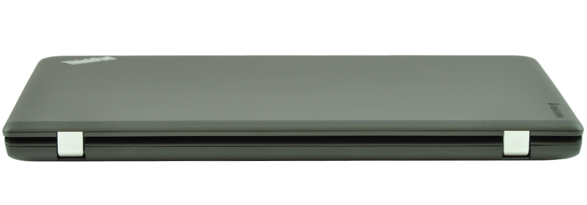 laptop-lenovo-thinkpad-e450-14 - lab-kuzniewski.pl - Testy laptopów, recenzje i porównania Closed gray laptop seen from side, with white hinge accents, resting flat surface.