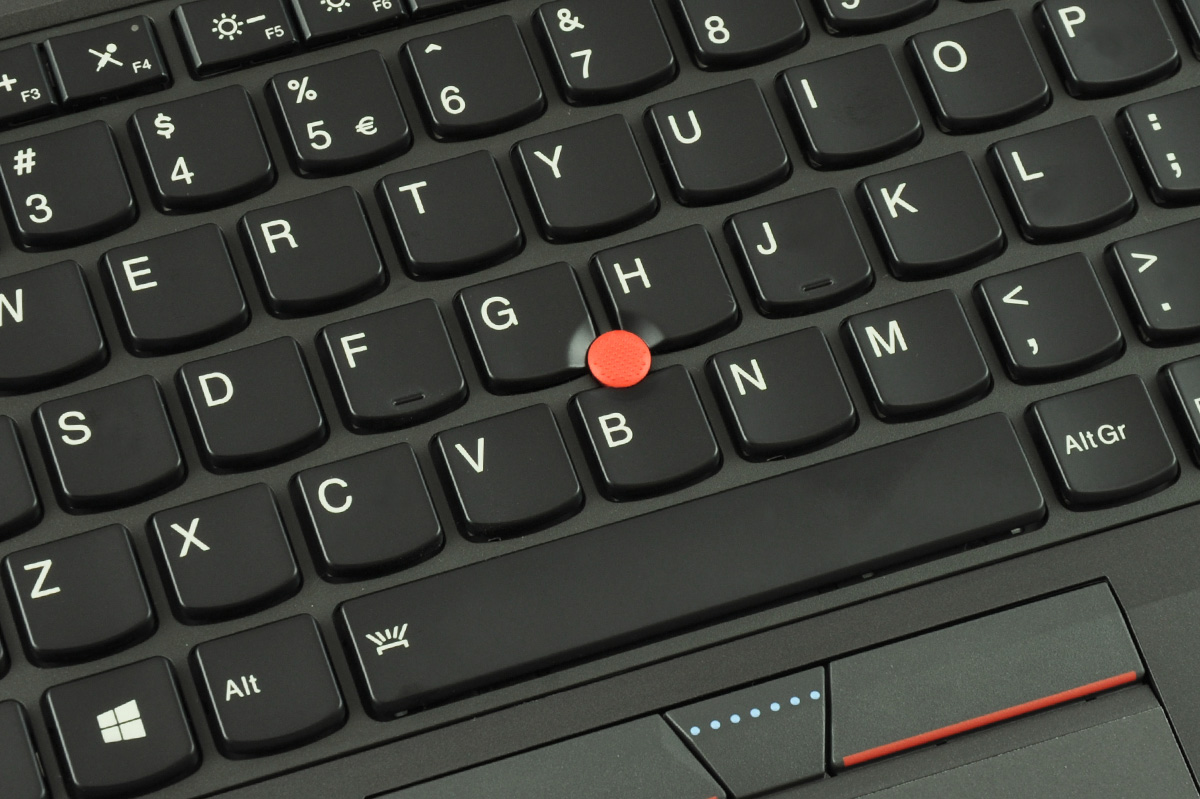 laptop-lenovo-thinkpad-t450s-7 - lab-kuzniewski.pl - Testy laptopów, recenzje i porównania Close-up of a black laptop keyboard with a red TrackPoint nub between the G and B keys, above the trackpad.