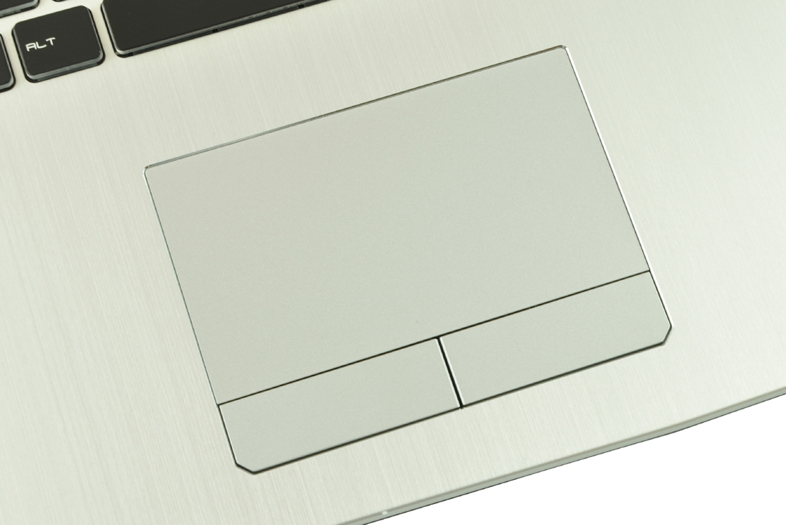 msi-pe70-2qd-core-i7-472_133013 - lab-kuzniewski.pl - Testy laptopów, recenzje i porównania Close-up of a silver laptop palm rest with a large touchpad and visible 'ALT' key in the corner.