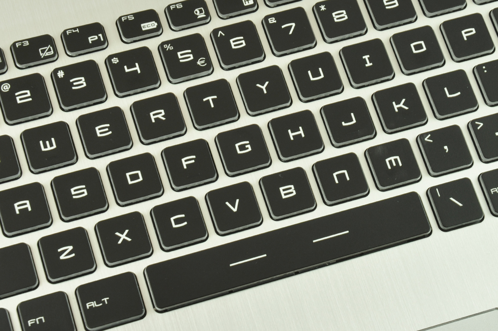 msi-pe70-2qd-core-i7-472_133014 - lab-kuzniewski.pl - Testy laptopów, recenzje i porównania Close-up of a laptop keyboard showing black square keys with white letters and a large space bar.