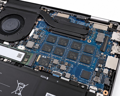 RAM_wlutowany_2019_poradnik_lab - lab-kuzniewski.pl - Testy laptopów, recenzje i porównania Open laptop with exposed motherboard, cooling fan on the left, heat pipes across the top, and RAM/processor chips visible