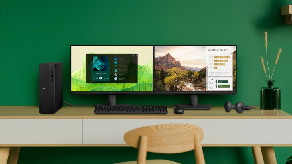 Dell_Pro_Tower_Essetnial_2026_1507_user01 - lab-kuzniewski.pl - Testy laptopów, recenzje i porównania Dual-monitor computer workspace on a wooden desk with a Dell mini PC, keyboard, mouse, headphones, and a green glass vase against a green wall
