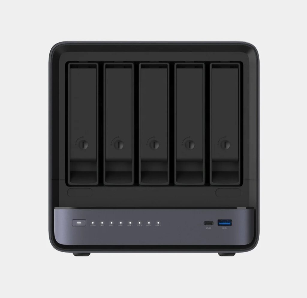 Minisforum N5 MAX-P495_02 - lab-kuzniewski.pl - Testy laptopów, recenzje i porównania Five-bay NAS enclosure with front-status LEDs and a USB 3.0 port on the bottom panel, viewed from the front left side to highlight drive bays.