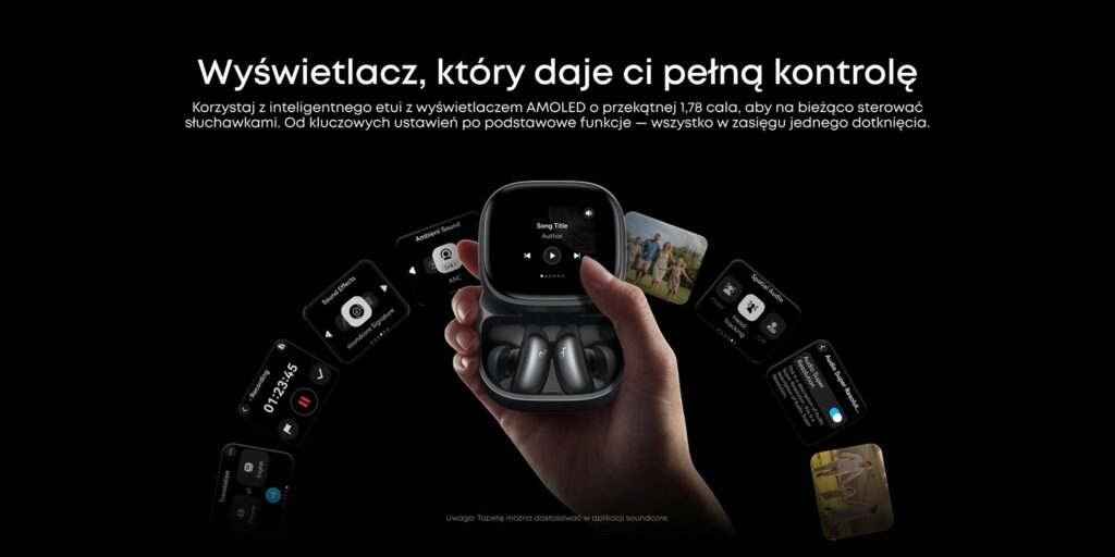 Soundcore Liberty 5 Pro Max_02 - lab-kuzniewski.pl - Testy laptopów, recenzje i porównania Osoba trzyma w dłoni czarne etui na bezprzewodowe słuchawki z wyświetlaczem, wokół widoczne pływające karty z interfejsów aplikacji.
