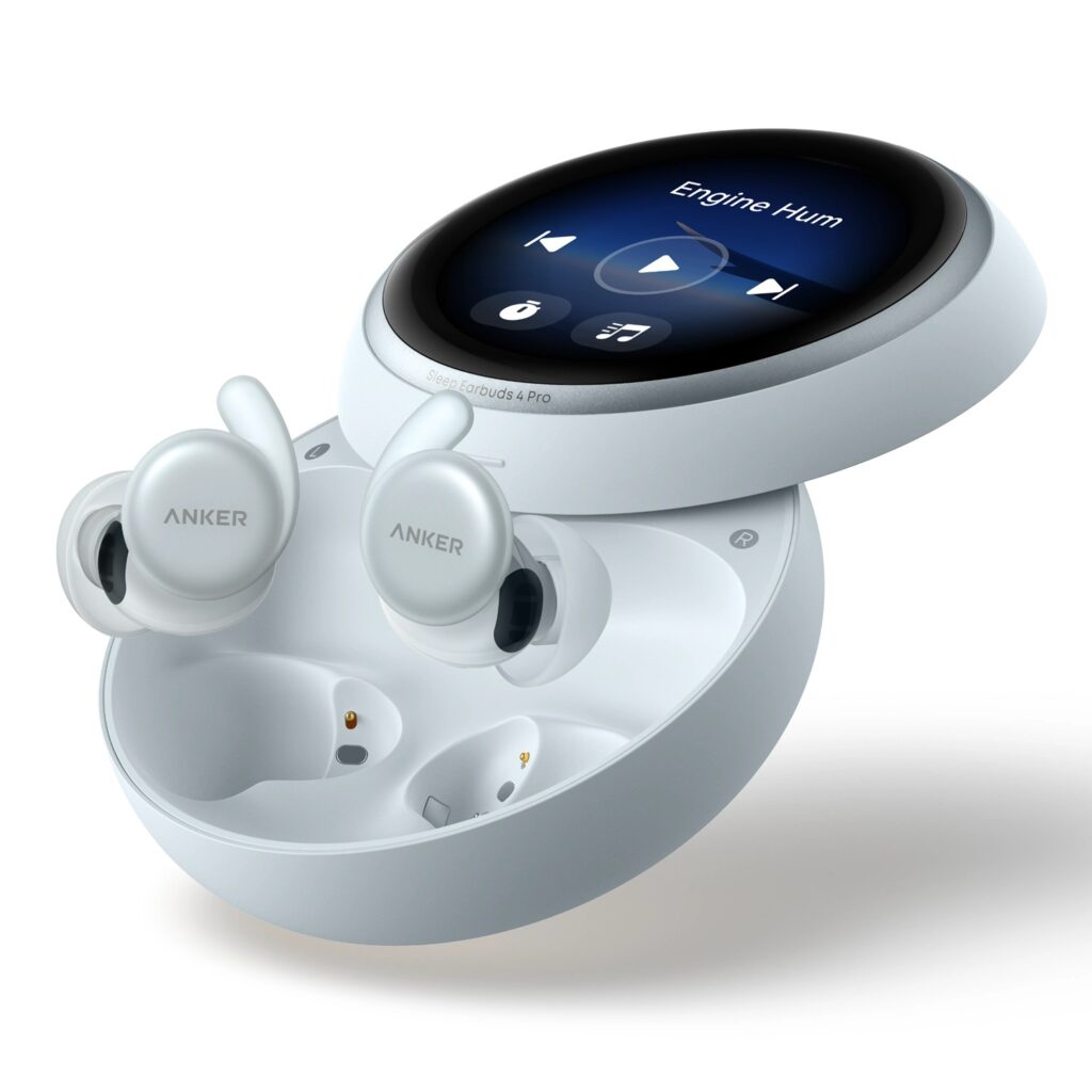 Soundcore Sleep Earbuds 4 Pro_04 - lab-kuzniewski.pl - Testy laptopów, recenzje i porównania Open white charging case of Anker Sleep Earbuds 4 Pro with two earbuds inside, and a round touchscreen displaying music controls and the text ‘Engine Hum’.