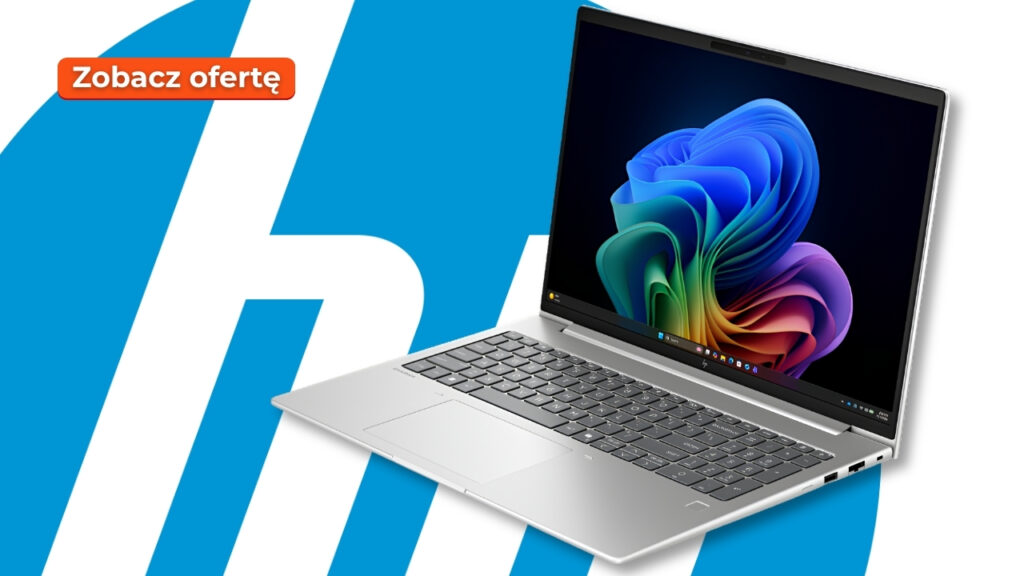 Silver laptop open on a blue striped background with an orange 'Zobacz ofertę' badge (advert banner)
